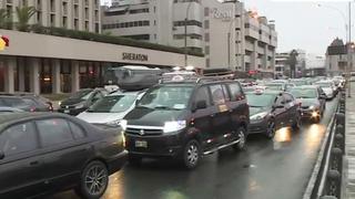 Cercado de Lima: miniván choca contra muro de bypass en Vía Expresa y genera congestión vehicular