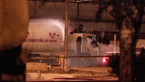 Las autoridades evacuaron a vecinos y cerraron vías como medida de seguridad ante la fuga de gas en un camión cisterna. (Foto: Ángela Ponce)
