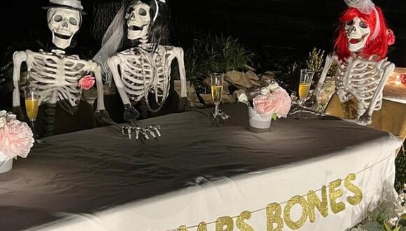 Los esqueletos Mr. Bones y Miss Stella Tahn recrean cómo se conocieron, su pedida de mano, boda y hasta la noticia de su embarazo. (Foto: @kellymenning / Instagram)