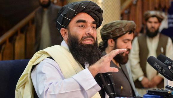 El portavoz de los talibanes, Zabihullah Mujahid (izq.), habla durante una conferencia de prensa en Kabul, Afganistán, el 17 de agosto de 2021. (Hoshang Hashimi / AFP).