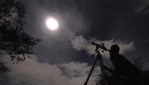 La luna se ve durante un eclipse lunar total en Bogotá, el 15 de mayo de 2022. (Foto de Daniel Muñoz / AFP)