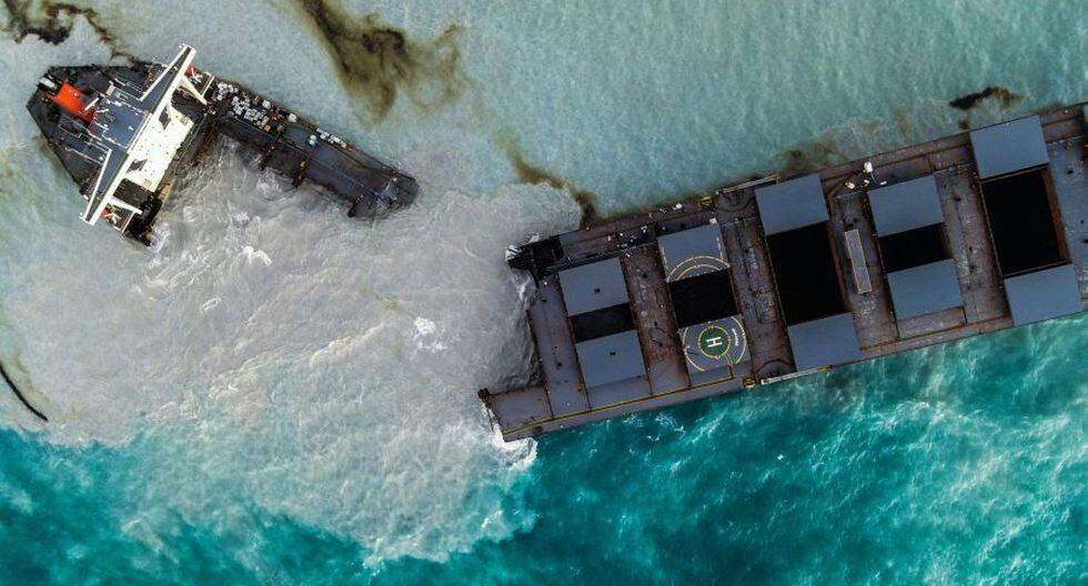 Esta fotografía aérea tomada el 16 de agosto de 2020 muestra el petroleo MV Wakashio que encalló y se rompió en dos partes cerca del Blue Bay Marine Park, Mauricio. (Foto de STRINGER / AFP).