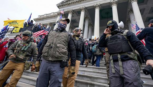Miembros del grupo extremista Oath Keepers se paran en el frente este del Capitolio de EE. UU. el 6 de enero de 2021 en Washington. (Foto de Manuel Balce Ceneta / AP)