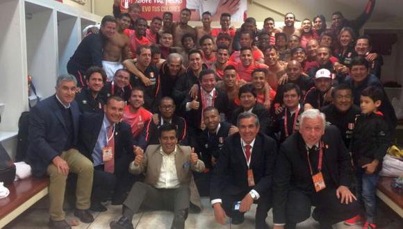 Selección celebró triunfo en el vestuario con esta fotografía