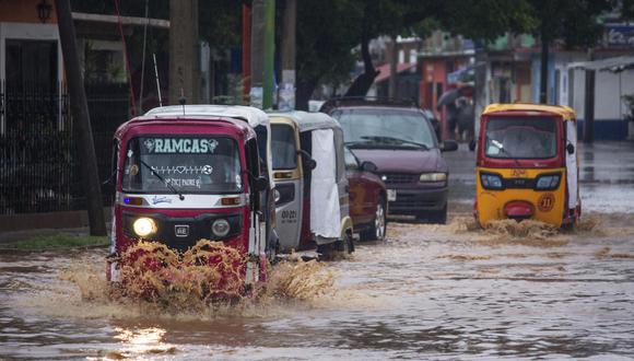 Vehículos transitan por una avenida inundada en el municipio de Tehuantepec, estado de Oaxaca, México, tras el impacto del huracán Ágatha. (EFE/Luis Villalobos).