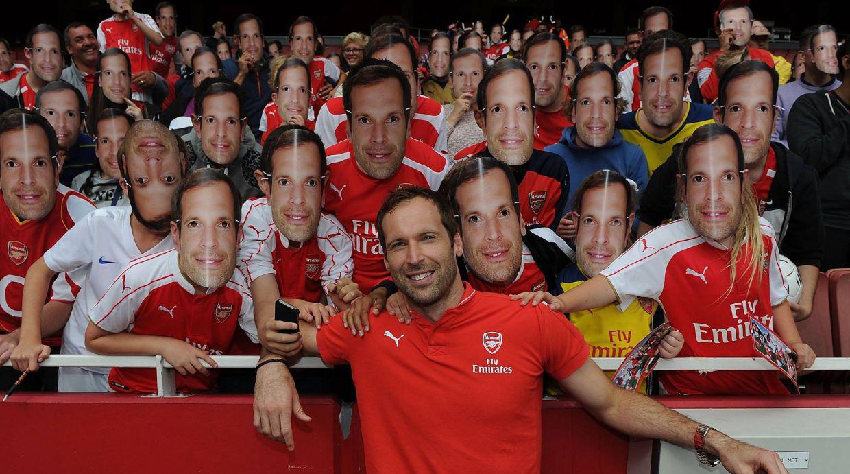 Enmascarados de Petr Cech alegran el estadio de Arsenal - 1