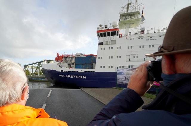 Un hombre toma una fotografía del buque de investigación y rompehielos alemán "Polarstern" a su llegada al puerto de la ciudad de Bremerhaven, en el norte de Alemania, el 12 de octubre de 2020, después de una misión de un año, la mayor expedición al Ártico de la historia, que trae a casa observaciones de científicos que el hielo marino se está derritiendo a un "ritmo espectacular" en la región. (Patrik Stollarz / AFP)