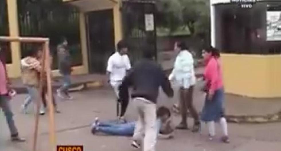 Mujer fue atacada brutalmente por dos sujetos. El suceso ocurrió frente a un hospital del Cusco. (Foto: Captura)