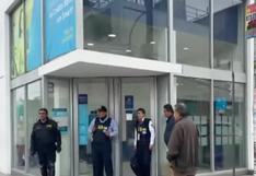 Delincuentes con chalecos de la PNP asaltan banco en Los Olivos | VIDEO  