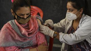 India baja de las 4.000 muertes diarias por coronavirus mientras la curva de casos se doblega 