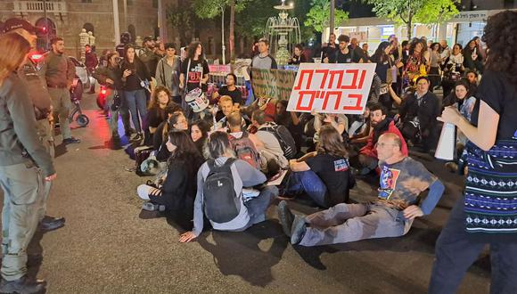 Un momento de una concentración a favor del acuerdo para la liberación de rehenes que se está negociando en estos momentos en Jerusalén, este sábado. Foto: Jorge Fuentelsaz/EFE