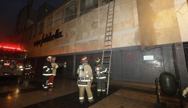 El incendio en Jirón de la Unión se registró en el sótano de la tienda por departamentos Saga Falabella. (Fotos: José Caja)