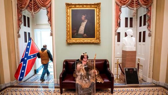 Aaron Mostofsky viste pieles, un chaleco antibalas de la Policía y porta un escudo de los antidisturbios durante su participación en el asalto al Capitolio. (EFE/EPA/Jim Lo Scalzo).