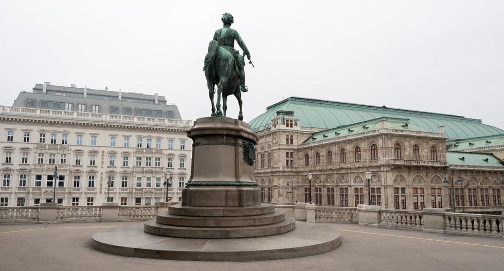 Una estatua del difunto emperador Francisco José I frente a la galería de arte Albertina en Viena, Austria, el 22 de noviembre de 2021, durante el confinamiento total por coronavirus. (JOE KLAMAR / AFP).