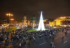 Gran árbol de Navidad ilumina la Plaza de Armas [FOTOS]