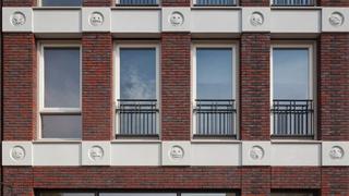 El original edificio con diseños de emojis en su fachada
