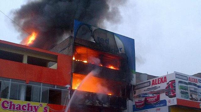 Incendio en Comas: taller quedó inutilizable tras arder 4 horas - 10