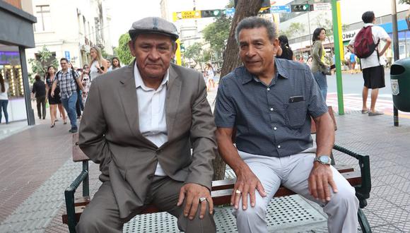 El ‘Cholo’ Hugo Sotil en un entrenamiento durante el Mundial México 70. Sotil, 48 años después, posa junto al gran Héctor Chumpitaz durante la apertura de la muestra “Mundialistas”. (Foto: Rolly Reyna/ El Comercio)
