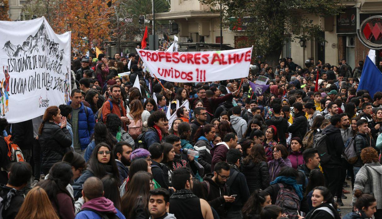 Multitudinaria marcha de profesores y estudiantes contra Sebastián Piñera. (Foto: EFE)
