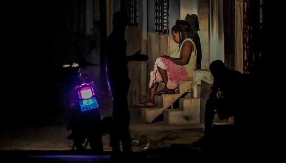 Los residentes se reúnen afuera en un vecindario en medio de un apagón eléctrico prolongado después del huracán Ian en La Habana el 30 de septiembre de 2022. (Foto: Adalberto ROQUE / AFP)