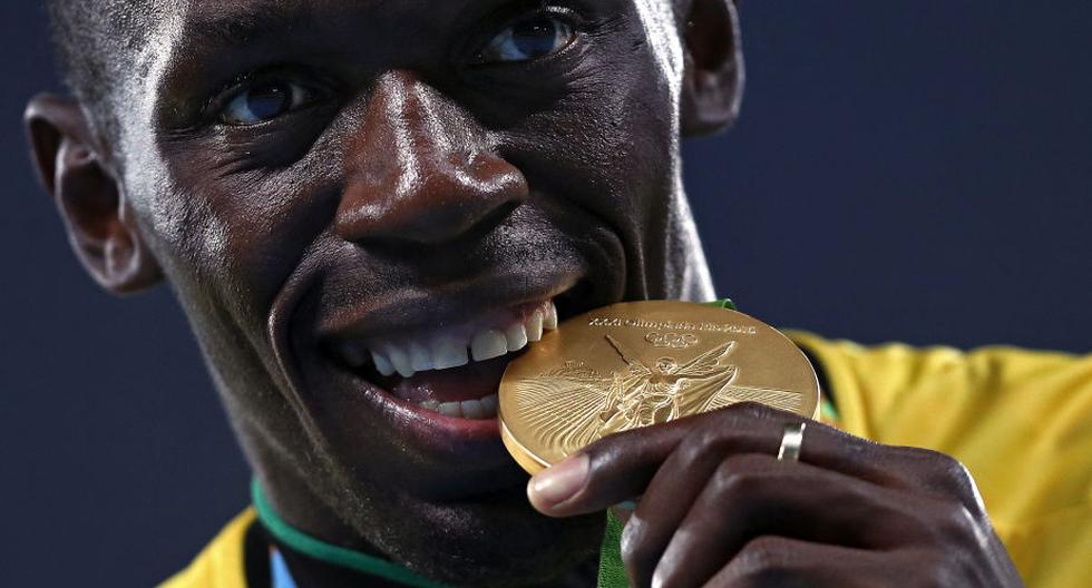 Usain Bolt muerde una de las medallas de oro obtenida en Río 2016. (Foto: Getty Images)