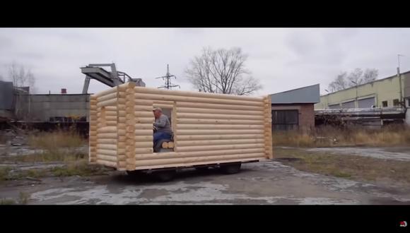 La casa rodante de madera fue montada sobre la base de un antiguo todoterreno soviético. (Foto: YouTube).