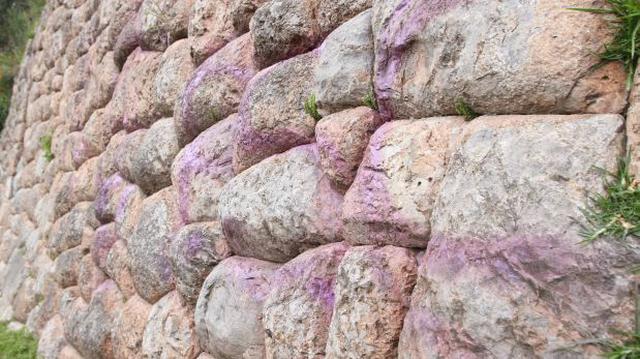 Piedras incas de zona monumental fueron dañadas con aerosol - 1