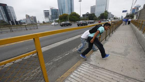 Metropolitano: peatones cruzan por reja rota cerca a estación