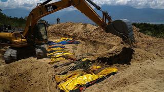 Indonesia entierra a sus muertos en una inmensa fosa común tras terremoto [FOTOS]