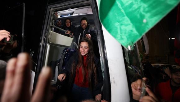 Prisioneros palestinos recién liberados desembarcan de un autobús de la Cruz Roja en Ramallah, en la Cisjordania ocupada, el 28 de noviembre de 2023. (Foto de Jaafar ASHTIYEH / AFP)