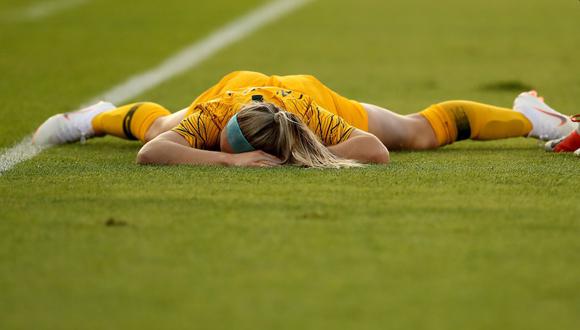 Durante el encuentro entre Australia y Estados Unidos, por el Torneo de Naciones, la futbolista Ellie Carpenter recibió un brutal pelotazo en la cara que la dejó privada por unos segundos. (Foto: AFP)