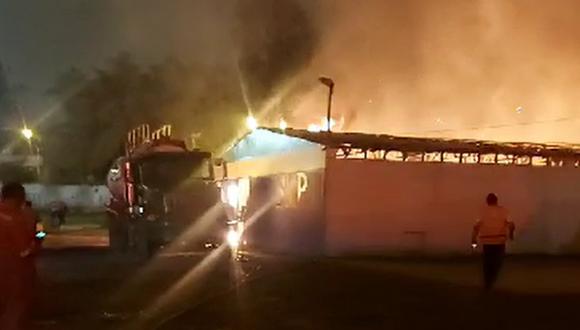 Almacén de ayuda humanitaria fue consumido por un incendio de código 1 en SMP. (Foto: Captura/RPP Noticias)