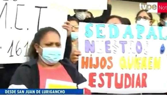 Madres protestaron con un plantón en la puerta del colegio ubicado en la cuadra 20 de la avenida Las Flores | Foto: Captura de video / TV Perú