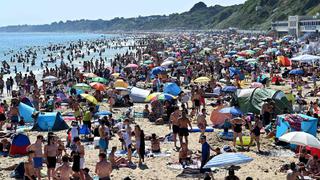 Entre una ola de calor y el coronavirus, la policía británica despeja playas abarrotadas | FOTOS