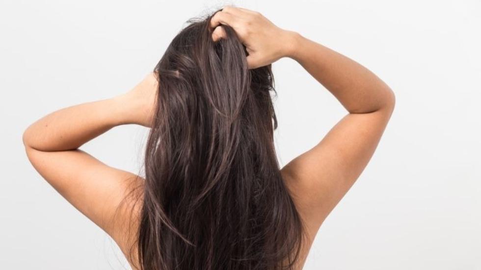 Comúnmente, la rutina capilar se basa en aplicar shampoo, acondicionador y, a lo mucho, crema para peinar.  (Foto: Shutterstock)