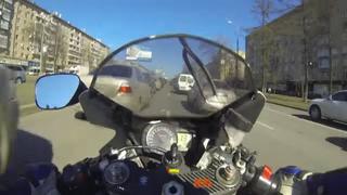 Motociclista conduce a 150 km/h entre carriles [VIDEO]