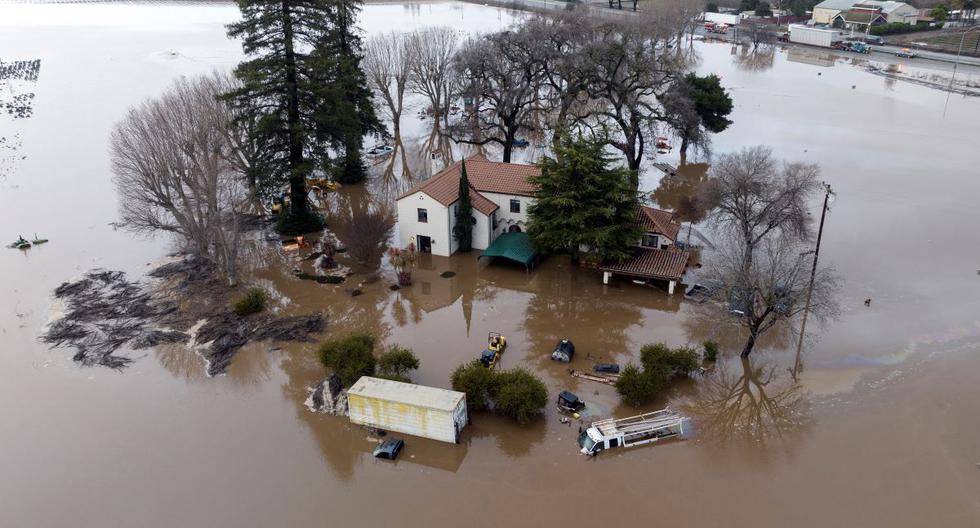 Esta vista aérea muestra una casa inundada en Gilroy, California, el 9 de enero de 2023. (JOSH EDELSON / AFP).