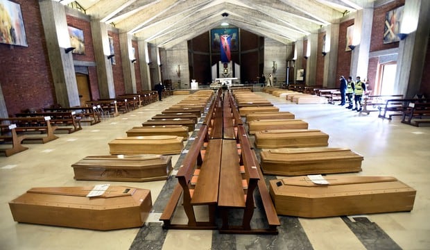 Los ataúdes se acumulan en una iglesia debido a la gran cantidad de muertes por coronavirus en Italia. (REUTERS / Flavio Lo Scalzo).