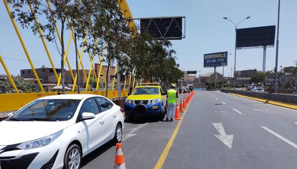 La concesionaria Lima Expresa indicó que se decidió reabrir el tránsito en dos carriles tras evaluar los daños que dejó el incendio en la parte baja de la estructura. (Foto: Twitter Lima Expresa)