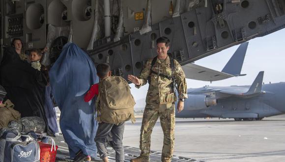 Militares de Estados Unidos ayudan a las personas que serán evacuadas de Afganistán en un C-17 Globemaster III de la Fuerza Aérea de los EE.UU. en el Aeropuerto Internacional Hamid Karzai de Kabul. (Sargento mayor Donald R. Allen / Fuerza Aérea de EE.UU. A través de AP).