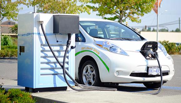 Los autos eléctricos se presentan como un atractivo medio de transporte que no daña al medio ambiente. (Foto: Wikimedia Commons).