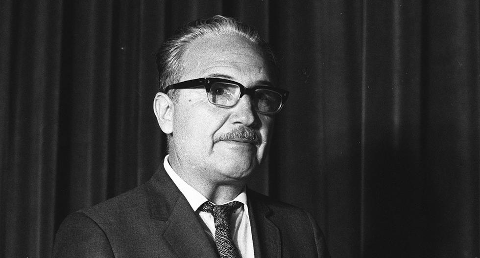 José María Arguedas autor de novelas y cuentos que lo han llevado a ser considerado como uno de los grandes representantes de la literatura en el Perú. 18 de octubre de 1968. (Foto GEC Archivo Histórico)