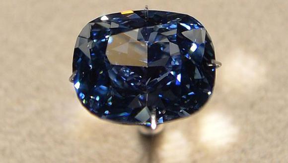 Diamante "Blue Moon" subastado a precio récord de US$43 mlls.