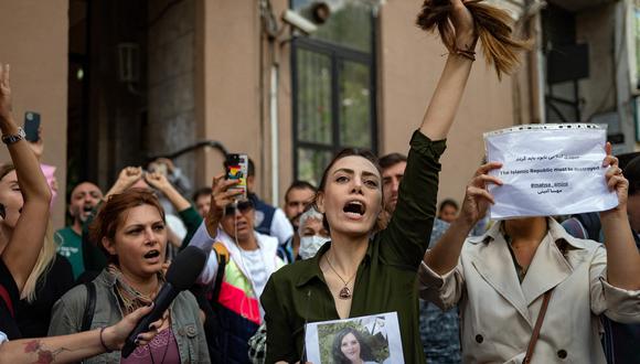 Personas se manifiestan en contra del gobierno iraní. (Foto de AFP)