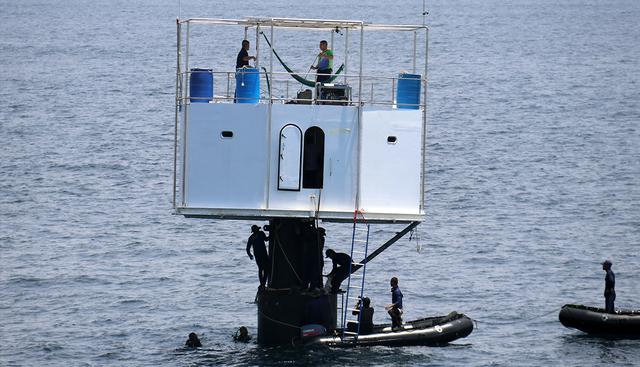 Un inversor estadounidense y su pareja que se instalaron en una casa flotante frente a la costa de Tailandia se enfrentan a una posible pena de muerte después de que las autoridades les acusaran de violar su soberanía. (EFE)