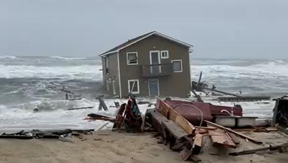 La casa se derrumbó por el aumento del nivel del mar. | Foto: @TollyTaylor