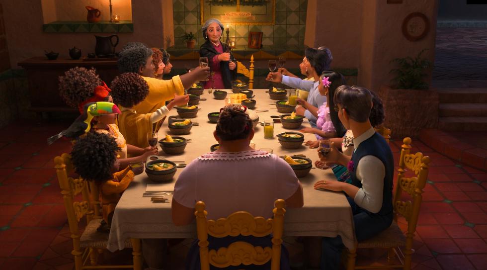 One of the dishes that shines the most in the film is the ajiaco.  In a scene of great importance in history, the Madrigal family is enjoying a banquet with this dish as the star.  (Photo: Screenshot)
