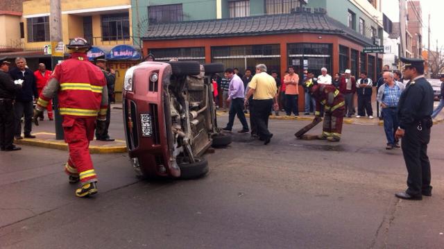 Choferes se estrellan en la avenida Sucre pero salen ilesos - 1