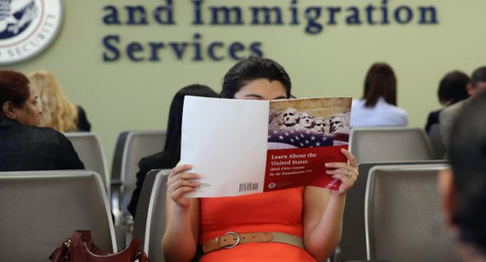 Inmigrantes aseguran que demora poner en riesgo sus empleos. (Foto: vivelohoy.com)