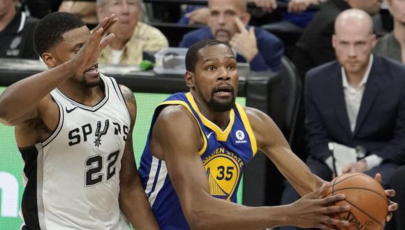 San Antonio Spurs sufrió su tercera derrota en la serie ante Golden State Warriors y quedó al borde de la eliminación. Kevin Durant fue el máximo anotador del juego con 26 puntos. (Foto: EFE)